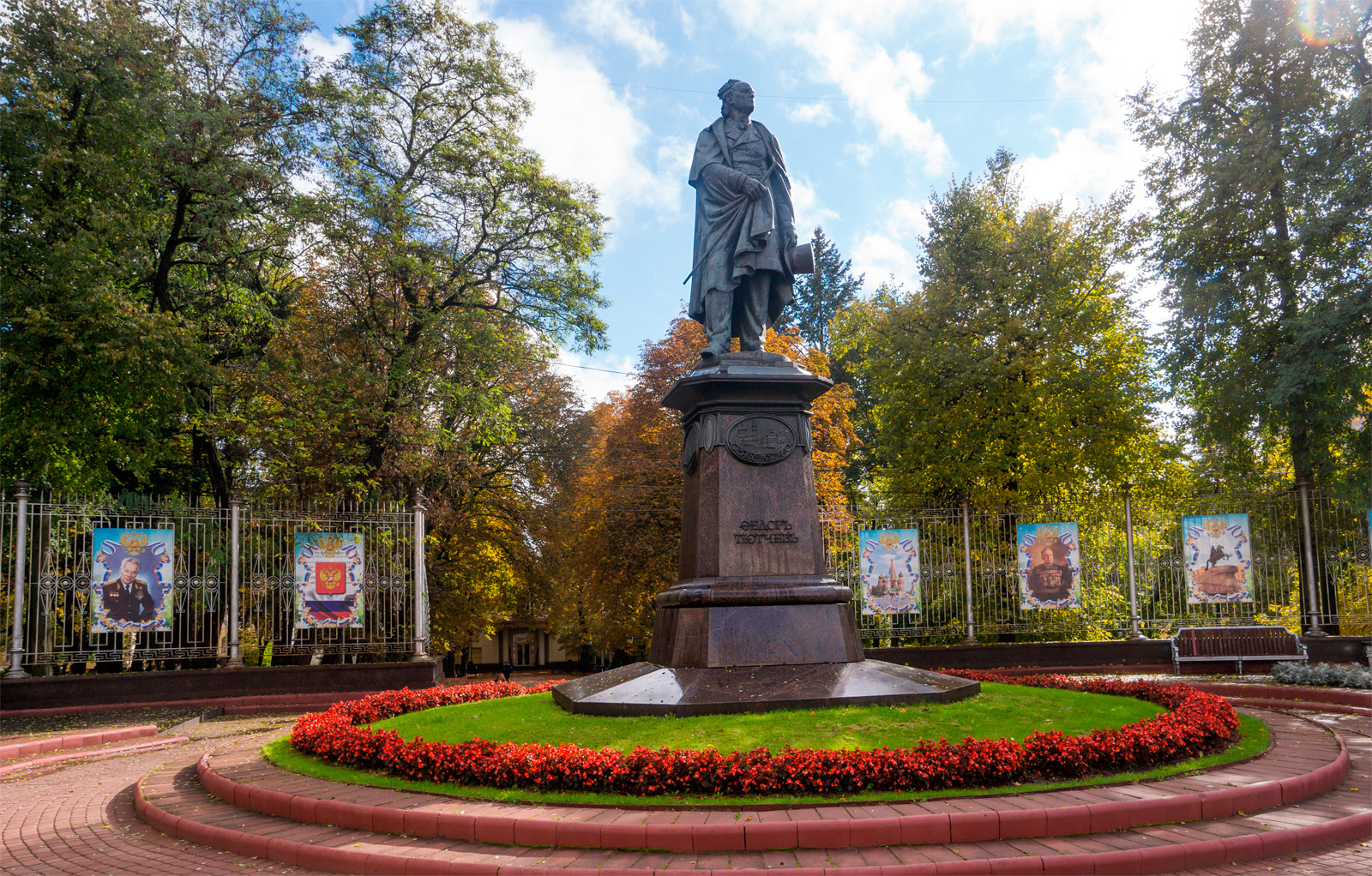 Памятник Тютчеву в Брянске