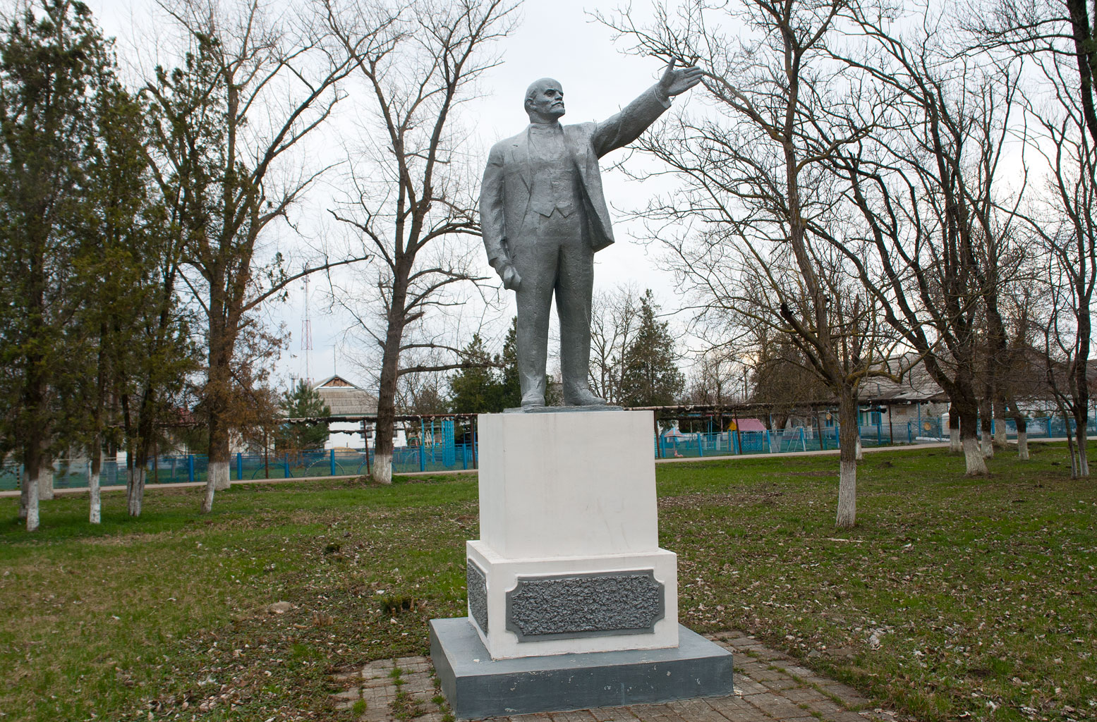 Памятник руки в Александров Павловский. Погода в кеслерово крымского